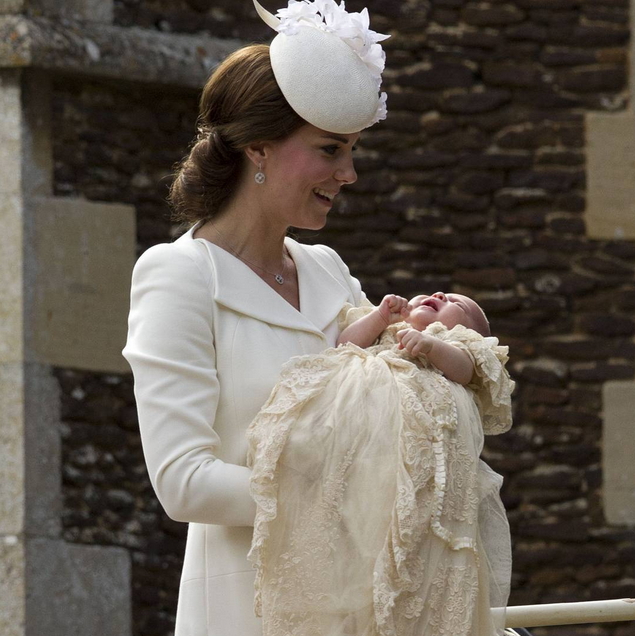 凱特王妃抱著夏洛特小公主，小公主身穿喬治小王子也穿過的手製蕾絲受洗袍。圖：翻攝自肯辛頓宮Instagram   