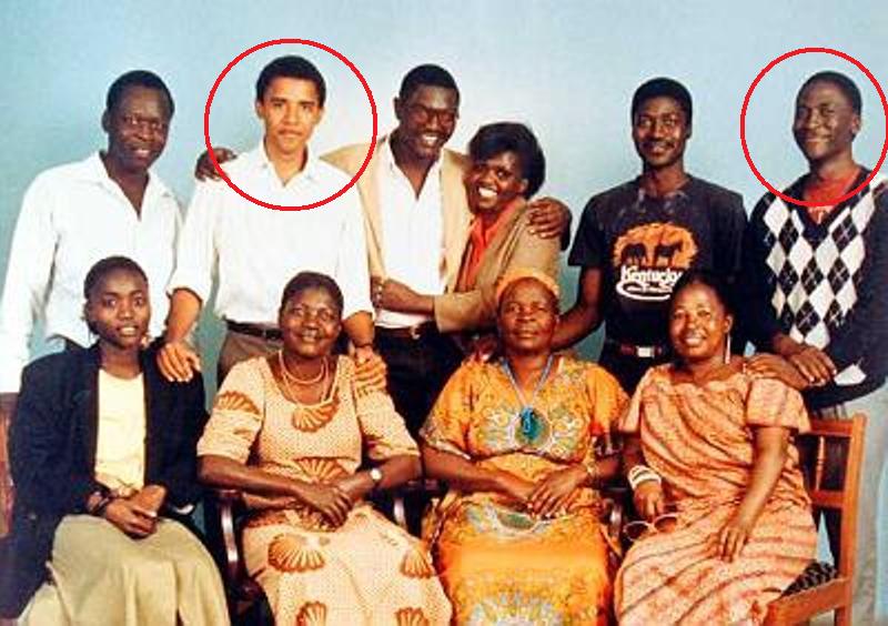 這是美國總統歐巴馬肯亞的親戚們。根據富比士雜誌指出，圖左二為美國總統歐巴馬青年時期，右一為同父異母兄馬里克‧歐巴馬。圖片來源：維基百科。這是目前唯一一張歐巴馬總統肯亞家族的歷史照片，得以說明歐巴馬與馬里克的親族血緣關係，據信應屬合理使用範圍。   