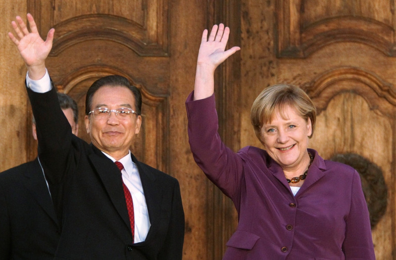 亞歐峰會舉行同時，德國總理梅克爾(右)與溫家寶（左）卻突然在德國會面，並在會面過後發表聯合公報。圖片：達志影像/路透社   
