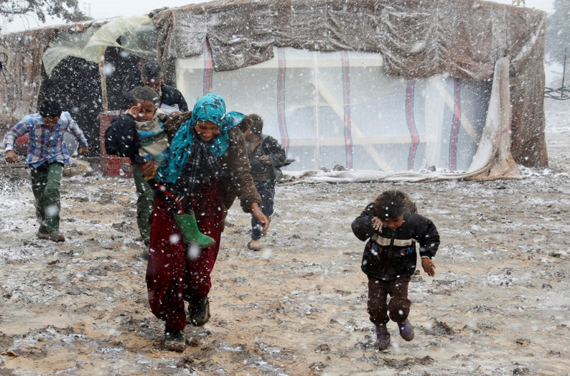 聯合國今（29）日發表最新統計數字，逃亡至鄰國尋求庇護的敘利亞難民已超過300萬人，國內還有650萬人流離失所，總計已有近半數敘利亞民眾無家可歸，圖為敘利亞難民於大雪中逃難。圖片來源：達志影像/路透社   