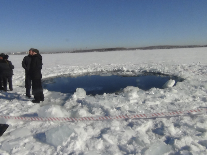 俄國當局隨即展開隕石殘骸的搜尋行動，不過在結冰湖面上打出一個直徑8公尺大洞的隕石卻難以搜尋，潛水人員16日在當地攝氏零下17度的氣溫下潛入湖中，不過無功而返，俄國急難部因此決定放棄搜尋。圖片來源:達志影像/路透社   