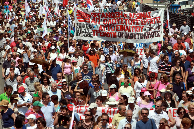 希臘兩大工會週二(16日)舉行了一場長達24小時的抗議行動，但仍無法阻擋國會通過裁員方案。圖片來源：達志影像/美聯社。   