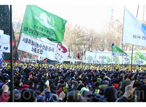 圖為韓國勞總、民主勞總以及全國市民團體10萬人28日在首爾廣場舉行集會，抗議政府試圖推動的鐵路民營化改革，但據今(30)天韓媒報導，工會方面已經決定停止罷工。圖：中央社資料照片   