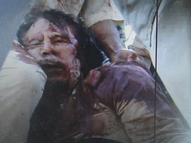 在傳出利比亞強人格達費死亡的消息後，半島電視台和阿拉伯衛星電視星期四也播放一段影片，模糊畫面中看起來像是格達費遺體的上半身染血。此為影片擷圖。圖片來源：達志影像/路透社。   