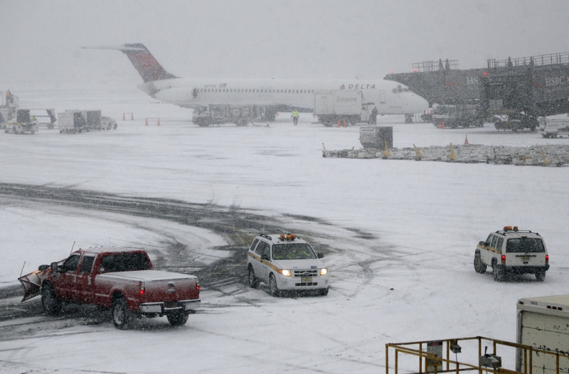 美國今年冬天氣候特別惡劣，南方各州出現百年難得一見的銀色聖誕，美國東部地區更是籠罩在暴風雪中，各大機場航班紛紛取消。圖片來源：達志影像/美聯社。   