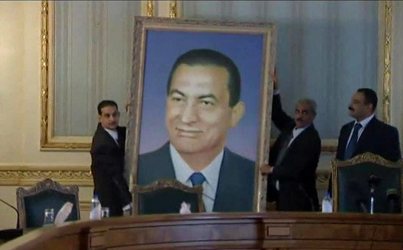 埃及前總統穆巴拉克（Hosni Mubarak）與前內政部長阿德利（Habib al-Adli）因被控殺害約850名抗議民眾，去年6月遭法院判處無期徒刑。不過埃及法院13日裁定將重審。圖為穆巴拉克下台時，內閣大樓取下總統肖像。圖片來源：達志影像/路透社資料照片。   