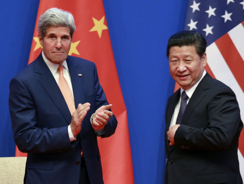 中美戰略與經濟對話今（9）天在北京展開，圖為中國國家主席習近平（右）與美國國務卿凱瑞（左）。圖片來源：達志影像/路透社   