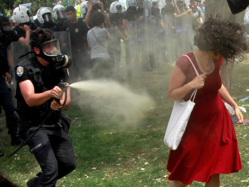 土耳其警方向穿著紅色洋裝的女性噴射催淚瓦斯。圖片來源：達志影像/路透社。   
