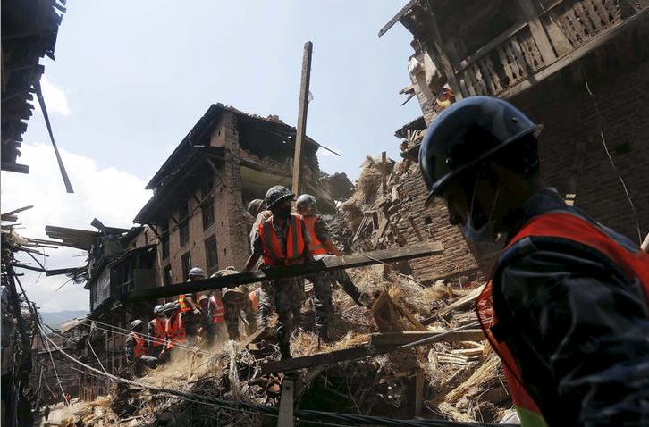 尼泊爾強震至今2天，搜救行動仍持續進行。圖片來源：達志影像/路透社   