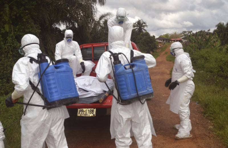 根據世界衛生組織(WHO)統計，截至11月4日全球8個國家發現1萬3268起伊波拉感染病例，其中4960人死亡。圖為賴比瑞亞伊波拉中心工作人員處理一名疑似因伊波拉身亡的患者遺體。圖片來源：達志影像/美聯社。   