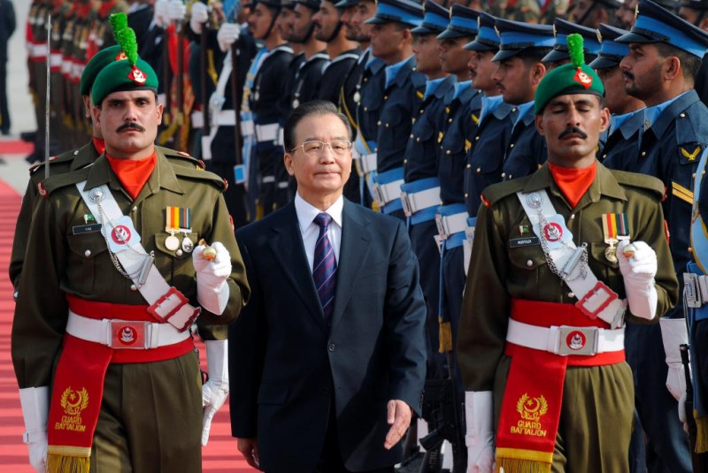 溫家寶是中國第一位前往巴基斯坦參訪的國務院總理，受到巴基斯坦的熱烈歡迎。圖片來源:達志影像/美聯社   