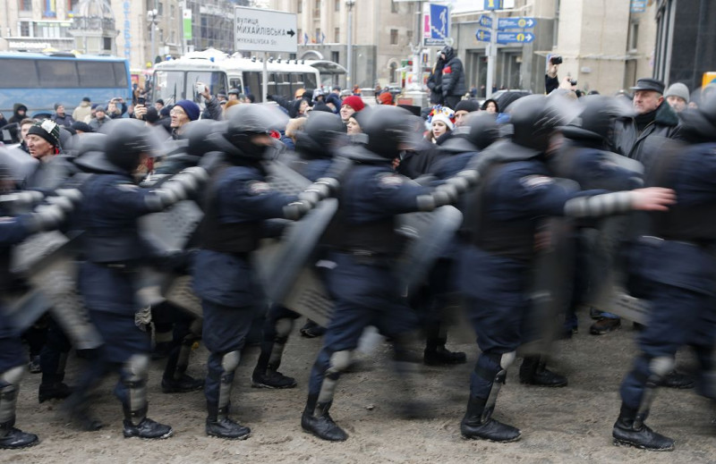 大批鎮暴警察11日清晨進入首都基輔市獨立廣場，警方企圖驅散抗議者時與群眾發生衝突，造成部分群眾受傷。圖片來源：達志影像/路透社。   
