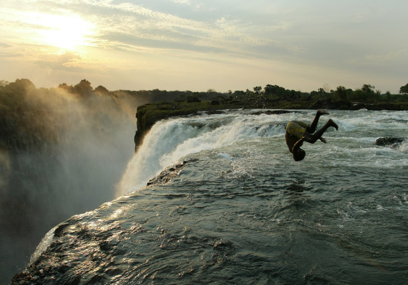 非洲尚比亞和辛巴威交界的維多利亞瀑布。圖片2-1來源：達志影像/路透社。   
