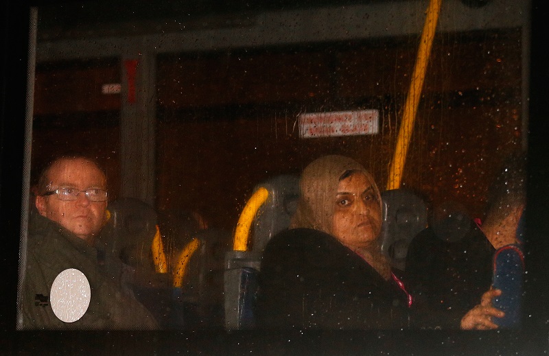 英國政府收容的第1批100多名敘利亞難民17日抵達機場後，分別登上巴士前往被安排居留的地點。圖片來源：達志影像/路透社   