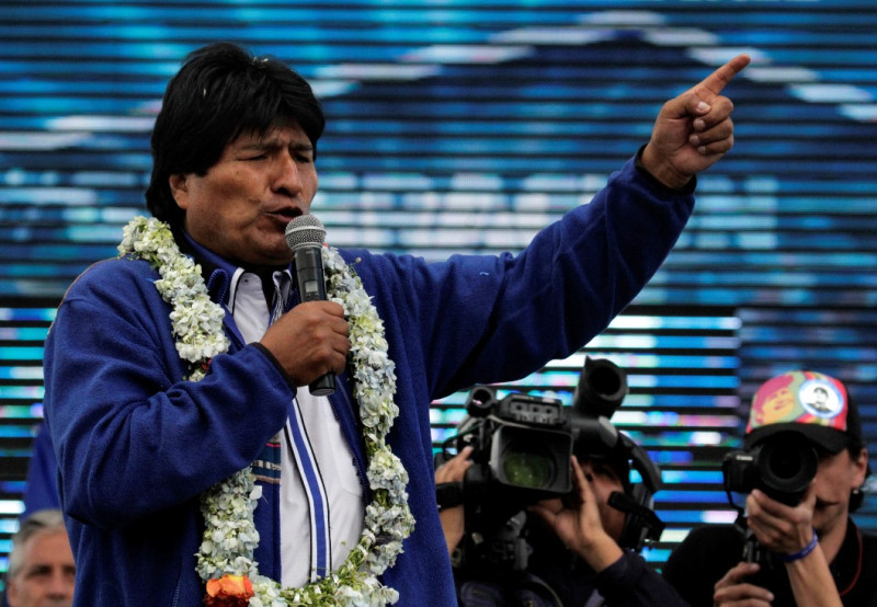 左翼政黨「社會主義前進黨」(MAS)的現任總統莫拉萊斯(Evo Morales；1959年10月26日－)，預料將無須進行第2輪投票，直接3連任成功。圖片來源：達志影像/路透社。   