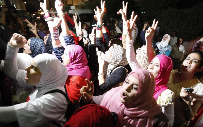利比亞狂人格達費垮台已告定局，利比亞民眾聚集在利比亞駐阿曼大使館前表達歡欣之意。圖片來源:達志影像/路透社   