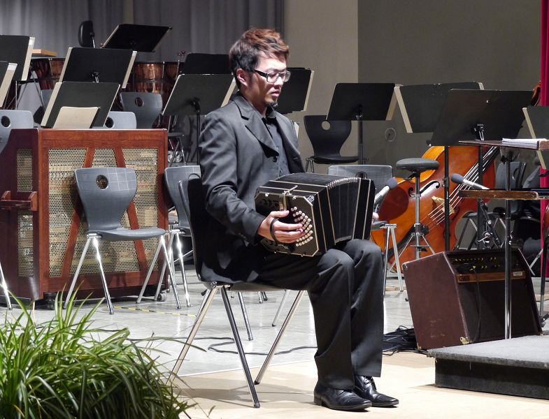 獲今年德國手風琴大賽首獎的吳詠隆，在閉幕音樂會演出時彷彿低頭沈思，樂音隨著音箱的開合凝聚成綿密的張力。圖片：林育立/攝   