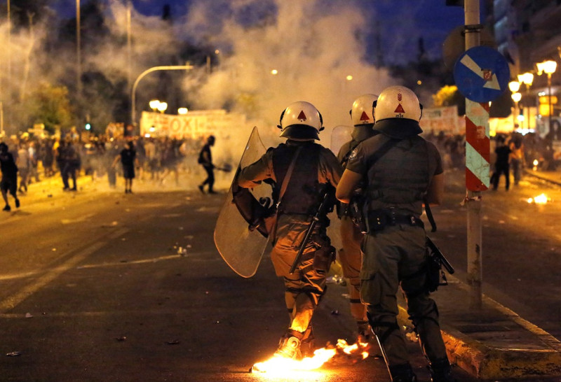 希臘國會以229票贊成通過紓困案，不過，在國會場外，有近萬名民眾抗議示威，反對紓困案。圖片來源：達志影像/路透社   
