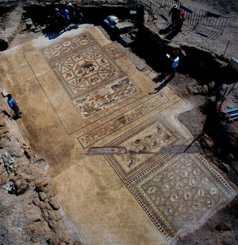 以色列考古學家挖到一大塊精美的馬賽克遺跡，長13公尺、寬11公尺，是早期1棟別墅客廳的地面裝飾，距今已有1700年的歷史。圖：翻攝以色列文物管理局臉書   