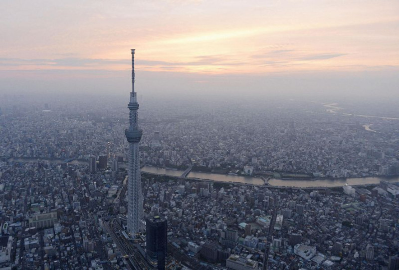 「2012全球生活成本調查」報告顯示，日本的東京擊敗其他214個城市，是目前全球外國人在當地生活成本最高的城市。圖為東京新地標天空樹。圖片來源：達志影像/路透社。   