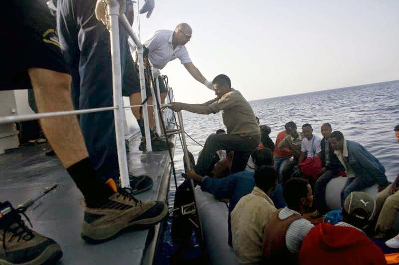 一艘載有約600名非洲難民的漁船，企圖穿越地中海時，在利比亞外海翻覆沉沒。圖為今年以來地中海不斷出現非洲難民企圖偷渡的「鬼船」。圖片來源：聯合國難民署   