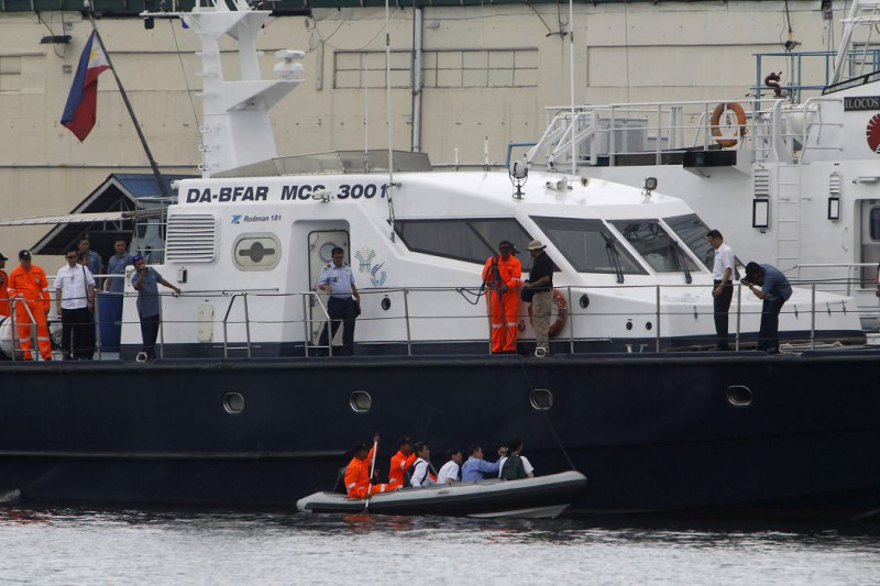 台灣調查團在菲律賓登上菲國公務船MCS3001進行蒐證、調查工作。圖片來源：達志影像/路透社。   
