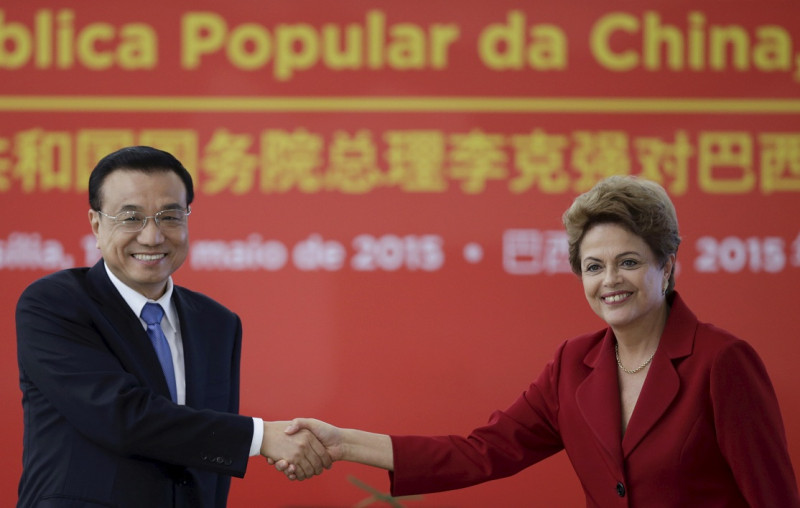 中國國務院總理李克強18日起率團訪問南美洲4國，19日與巴西總統羅賽芙簽署總額超過530億美元（約新台幣1.6兆元）的35項投資協議。圖片來源：達志影像/路透社   