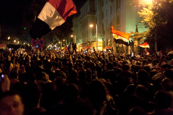數百名埃及抗議群眾11日在首都開羅的總統府外集結示威，抗議總統穆西逕自決定對新憲公投。他們駐守的軍隊。人數正繼續增加中，預料將暴增到數萬人。圖片來源：達志影像/美聯社   