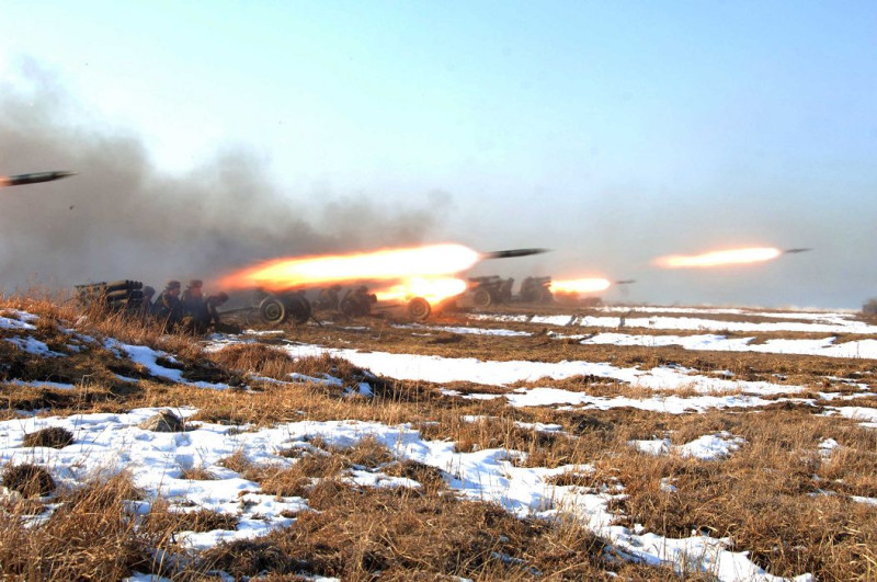 朝鮮人民解放軍參加登陸及反登陸軍事演習。圖片來源：達志影像/路透社。   