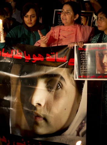 巴基斯坦14歲瑪拉拉(Malala Yousafzai)爭取女子就學權利，塔利班朝她頭部開槍射擊，婦女為她祈福之際，又有另1少女遭受死亡威脅。圖片來源:達志影像/美聯社。   