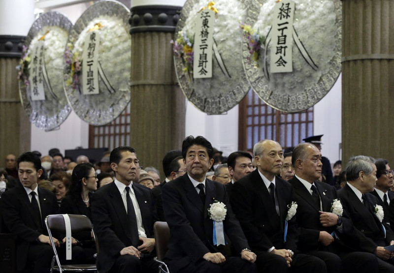 東京大空襲今（10）日滿70週年，日本首相安倍晉三致辭時表示，將謙虛地面對過去、把慘痛的戰爭教訓銘刻在心。圖片來源：達志影像/美聯社   