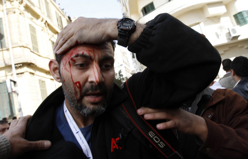 在埃及騷動中，傳出多名外國記者及活動人士在開羅遭到政府支持者的襲擊。圖片來源：達志影像/美聯社。   