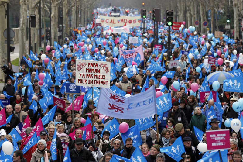 數十萬民眾13日在法國首都巴黎街頭發動大規模遊行，抗議政府即將於今年通過「同性婚姻合法化」與「同性戀家庭領養合法化」的法律。圖片來源：達志影像/路透社。   