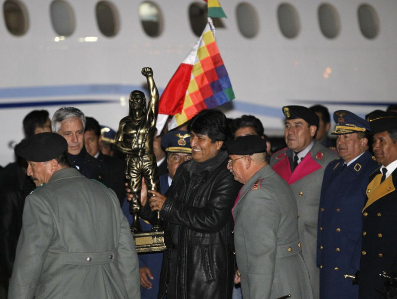 玻利維亞總統莫拉雷斯(中)搭乘專機返國。圖片來源：達志影像/路透社。   