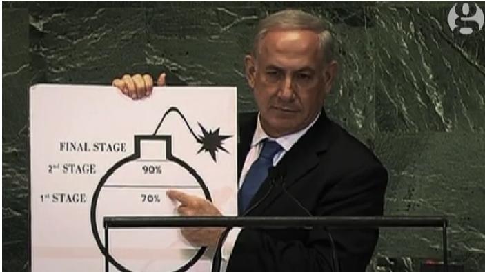 以色列總理手持圖板，在聯合國示警說伊朗翌年就能造出核彈。圖：翻攝英國《衛報》   