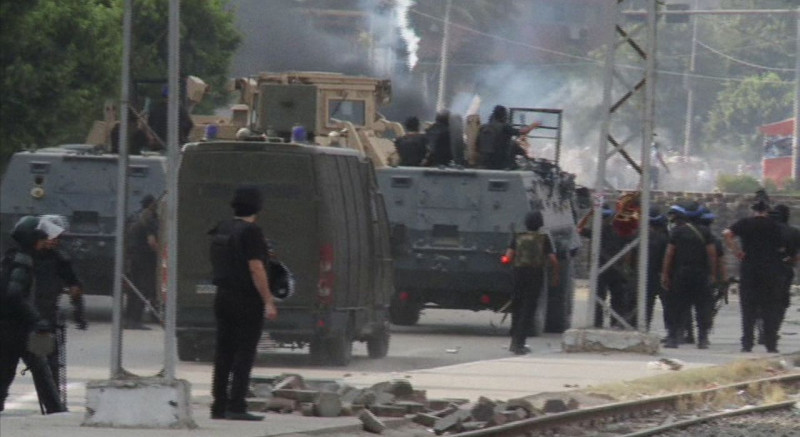 埃及官方派出安全部隊以催淚瓦斯和武裝推土機驅離示威者、清除靜坐營地的情景。圖片來源：達志影像/美聯社。   