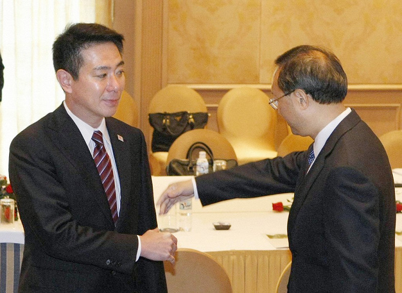 「溫菅會」破局，港媒直指日本外相前原誠司是中日關係的「麻煩製造者」，圖為前原誠司與中國外長楊潔箎曾於東亞高峰會前夕晤談後表示，「可能在河內」舉行雙邊高峰會，之後又臨時卡。圖片來源：達志影像/路透社   