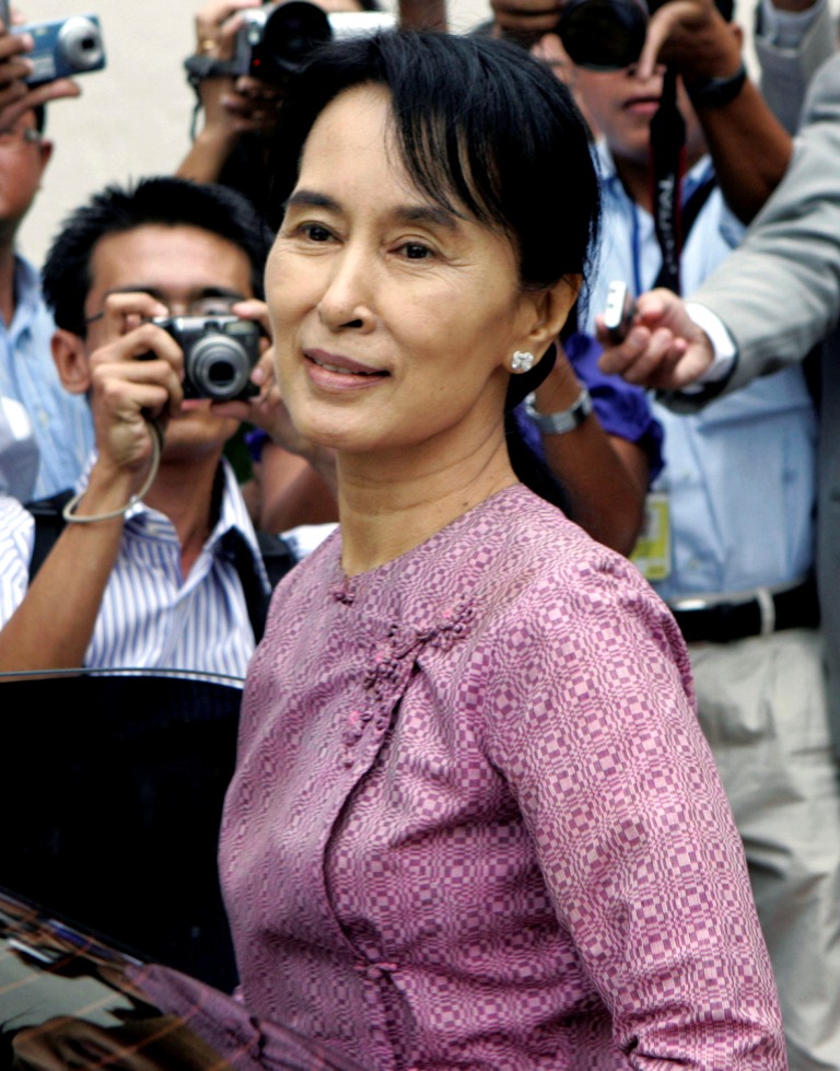 緬甸官方宣稱翁山蘇姬已經重獲自由。圖為2009年11月4日翁山蘇姬離開她的住所和美國助理國務卿坎貝爾會面時，留下的倩影。圖片來源:達志影像/美聯社   