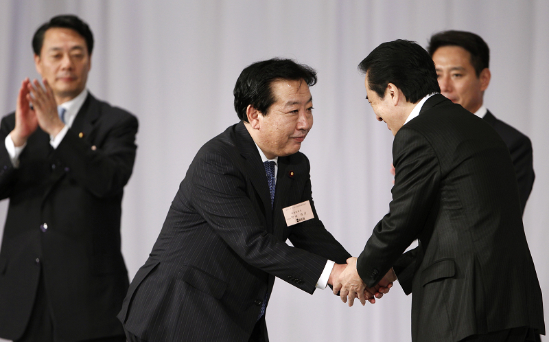 即將卸任的首相菅直人（右）與甫當選民主黨黨魁的野田佳彥（左）握手致意，兩人身後則是敗選的海江田萬里（左）和前原誠司（右）。圖片來源：達志影像/路透社   