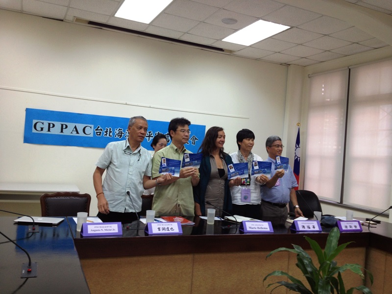 全球防止武裝衝突夥伴（GPPAC）這幾天在台灣召開東北亞年會，經過一系列的論壇與活動後，各國城市代表簽署了「台北海洋和平宣言」，更手持海洋公民護照，象徵人類全是海洋的子民，休戚與共。圖：王立柔/攝   