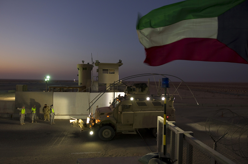 最後一批載有大約500名士兵的百餘輛裝甲車於夜間從伊拉克南部的沙漠地帶撤離，進入科威特。圖片來源：達志影像/路透社   