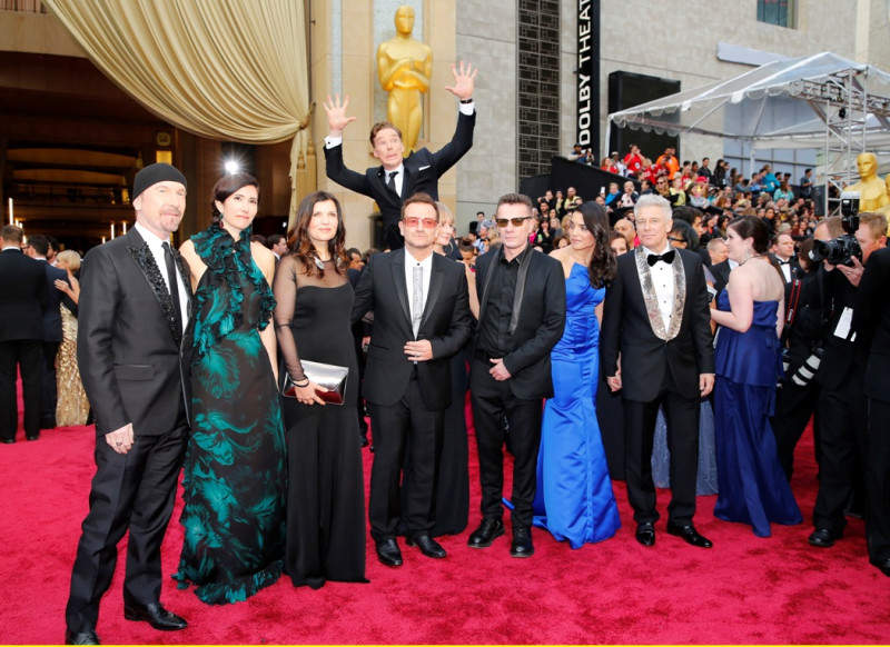 奧斯卡頒獎典禮紅毯上，飾演新世紀福爾摩斯的班奈狄克•康柏拜區(Benedict Cumberbatch)亂入U2主唱波諾(Bono)的合照。圖片來源：達志影像/路透社。   