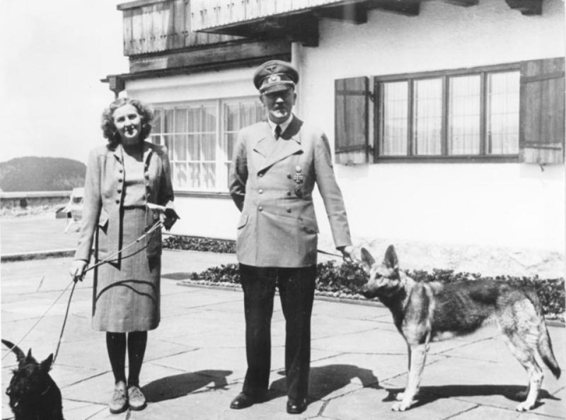 法國東部1位鎮長不願意發放許可證給名叫「伊特勒」（Itler）和伊娃（Iva）的兩隻狗狗。圖為希特勒(圖右)和其妻伊娃(圖左)溜狗的照片。圖片來源：維基共享資源CC授權。   