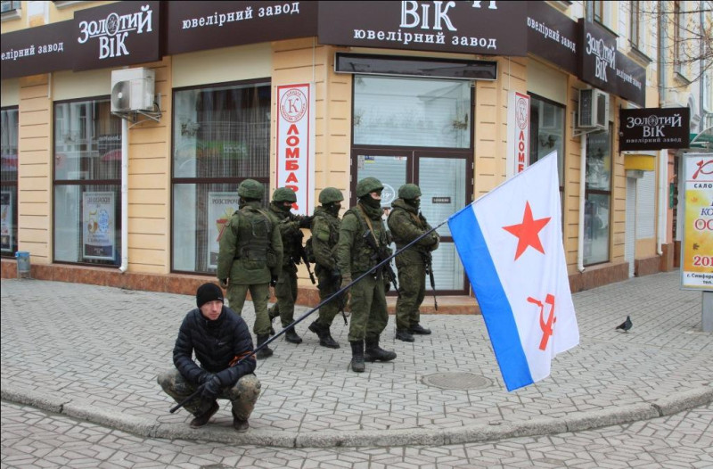 在俄國宣布將派兵烏克蘭之后，克里米亞局勢緊張，街頭有軍人巡邏，並有民眾手持俄羅斯海軍旗幟。圖片來源：達志影像/路透社資料照片   