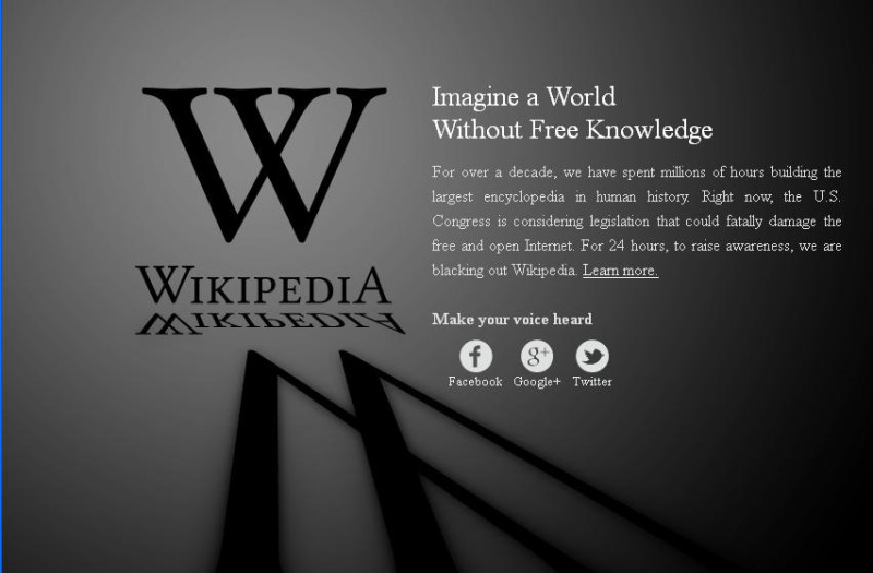 維基百科週三關閉了大部分英文服務，並將白色和灰色首頁設計換成了黑色首頁。在美國國內的強烈反對聲浪下，美國國會領導人20日宣布，暫停這兩項打擊網路盜版法案的審查。圖片來源：翻攝自網路。   