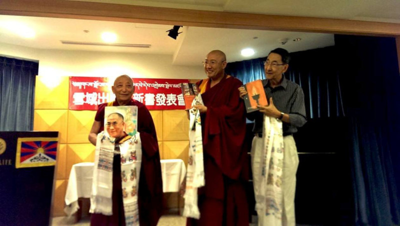 強巴加措格西(圖左)、見悲青增格西(圖中)、黃默教授(圖右)共同為雪域出版社的新書《自焚藏人檔案》、《西藏文化滅絕六十年》和《慈悲之海》開光獻哈達。圖片2-2來源：鄭凱榕/攝。   