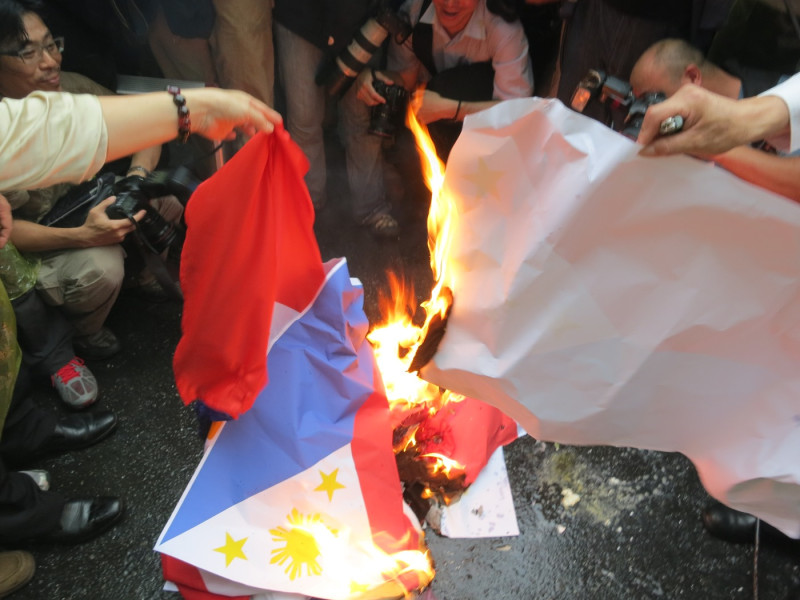 台菲衝突，引發雙方緊張，台灣漁業團體前往台北菲律賓辦事處燃燒菲國國旗。圖：新頭殼資料庫   