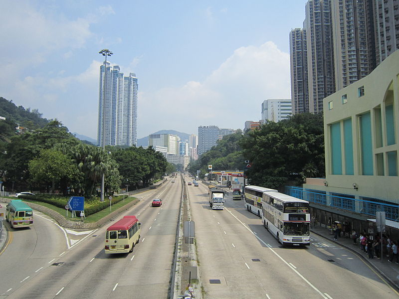香港青山公路長達56公里，是香港最長的行車道路和街道，由九龍西端繞經整個新界西。圖：翻攝維基網站   