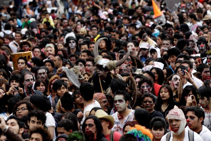 墨西哥亡靈節參與者盛裝打扮，精心化上殭屍妝，戴著面具及特調的假血，參加這場備受歡迎的國際性活動。圖片來源：達志影像/路透社   