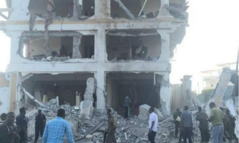 英國BBC在摩加迪沙的記者Mohamed Moalimu在爆炸當時，距離事發地點不到150公尺，爆炸現場滿目瘡痍。圖：翻攝BBC   